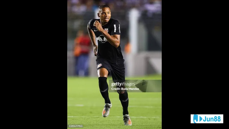 Cầu thủ Bragantino với bóng, đối mặt với sự áp đảo từ Santos
